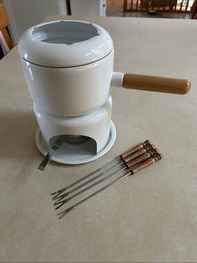 Crate and Barrel Fondue Set for 4